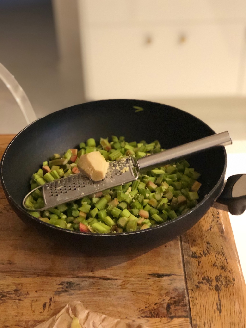 COMPOTE DE RHUBARBE CARAMÉLISÉE AU GINGEMBRE ET MIEL DE LAVANDE LE